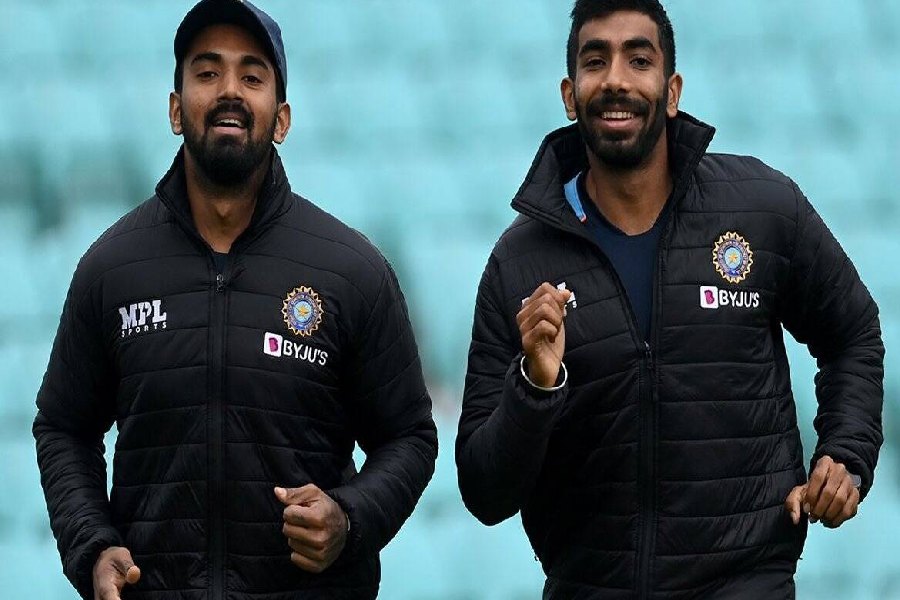 এক বছরে পাঁচ দিনের ক্রিকেটে কোনও নেতাই স্থায়ী হননি। চোটের জন্য বার বার দলের বাইরে থেকেছেন রোহিত। ফলে কখনও লোকেশ রাহুল কখনও যশপ্রীত বুমরা ভারতের নেতৃত্ব দিয়েছেন।