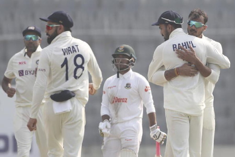 পরিসংখ্যান বলছে, কোহলি নেতৃত্ব থেকে সরে দাঁড়ানোর পর ভারতীয় দল তিনটি দেশের সঙ্গে টেস্ট খেলেছে— শ্রীলঙ্কা, ইংল্যান্ড এবং বাংলাদেশ।