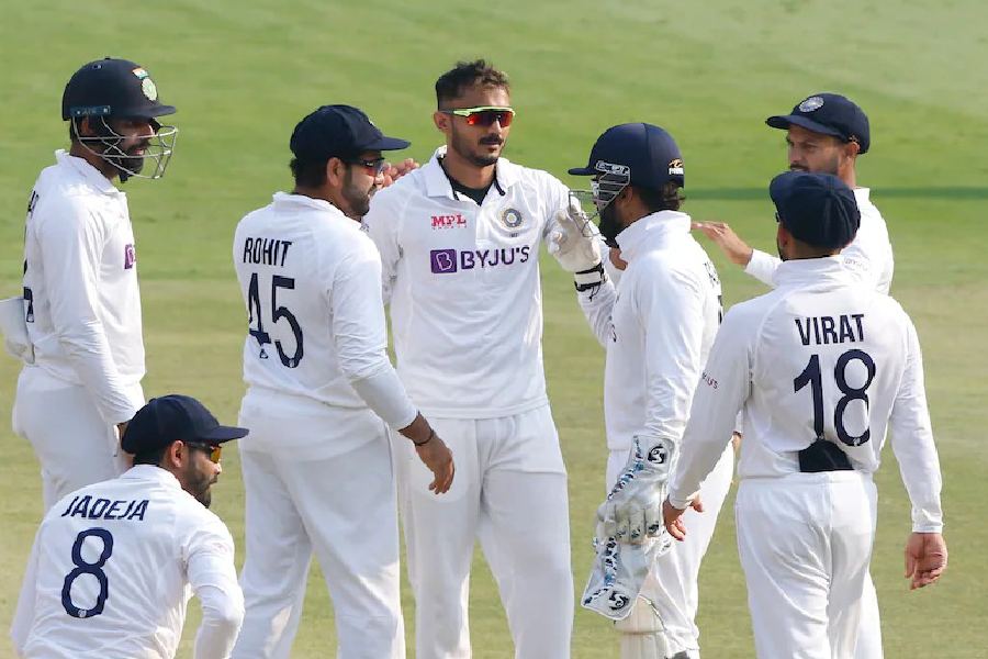 দুই ম্যাচের এই টেস্ট সিরিজ সহজেই জিতেছিলেন রোহিতরা। মোহালি এবং বেঙ্গালুরুর মাঠে শ্রীলঙ্কাকে হারিয়ে দেয় ভারত। উভয় ক্ষেত্রেই জয় এসেছিল বড় ব্যবধানে।