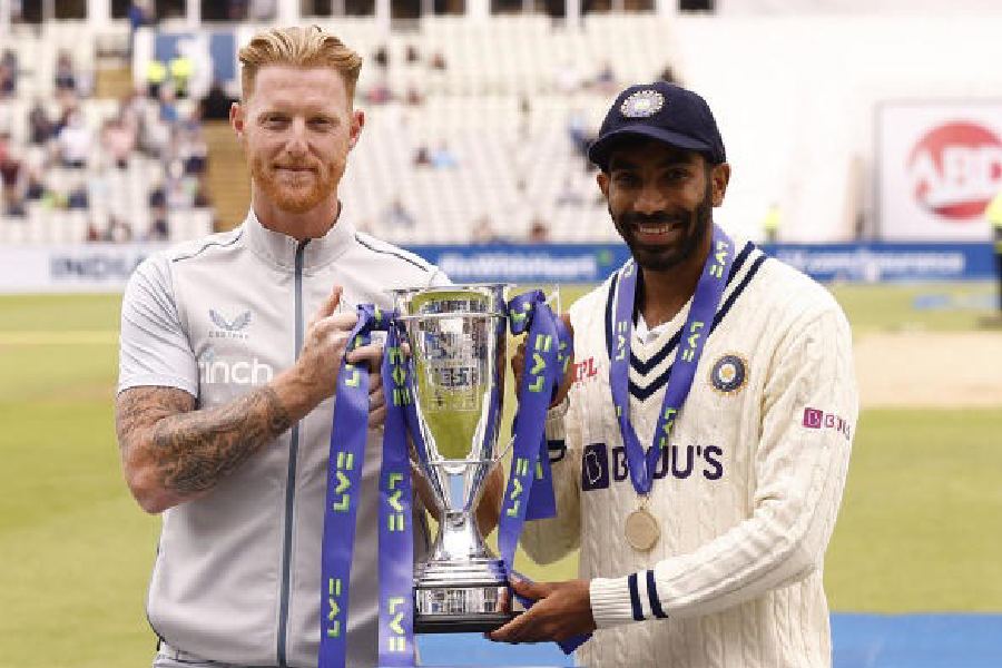 ম্যাচের আগেই করোনা আক্রান্ত হন ভারতের নতুন টেস্ট অধিনায়ক। তাঁর অনুপস্থিতিতে ইংল্যান্ডের বিরুদ্ধে টেস্টটির নেতা হন জোরে বোলার যশপ্রীত বুমরা। 