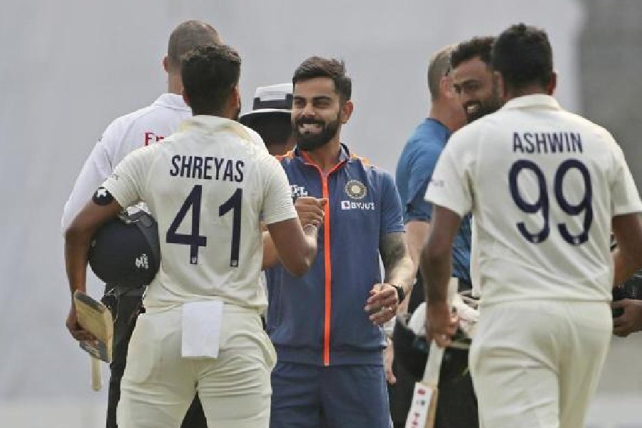 জুলাইয়ের সেই টেস্টের পর আবার ডিসেম্বর মাসে পাঁচ দিনের ক্রিকেট খেলে ভারত। বাংলাদেশ গিয়ে দু’টি টেস্ট খেলে তারা। এই সিরিজেও নেতৃত্বে স্থায়িত্বের অভাব ছিল স্পষ্ট।