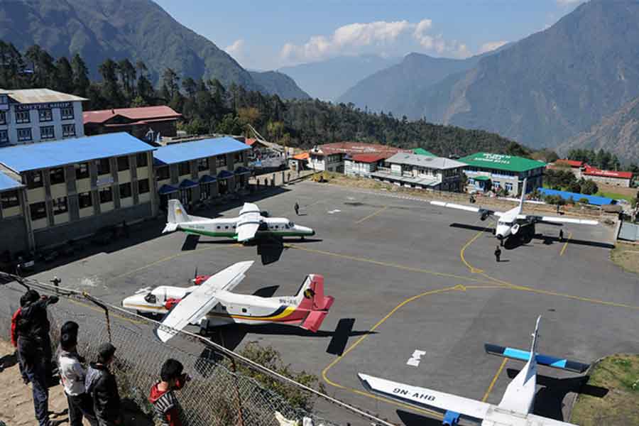 আরও একটি কারণ হল ছোট রানওয়ে। এমন বিমানবন্দরও রয়েছে যেখানে রানওয়ে শেষেই কয়েকশো ফুট গভীর খাদ। ফলে একটু ভুলচুক হলেই সব শেষ। তাই এই সব বিপজ্জনক বিমানবন্দরে দক্ষ পাইলট ছাড়া বিমান ওঠানামা করানো হয় না।