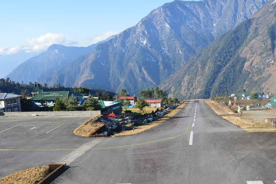 শুধু নেপাল নয়, বিশ্বের মধ্যে অন্যতম বিপজ্জনক বিমানবন্দর বলে মনে করা হয় লুকলাকে। এই বিমানবন্দর তেনজিং হিলারি এয়ারপোর্ট নামেও পরিচিত। এই বিমানবন্দর এভারেস্টের খুব কাছে। এই বিমানবন্দর জনপ্রিয়, কারণ এখান থেকেই এভারেস্টের বেস ক্যাম্পে পৌঁছনো যায়।