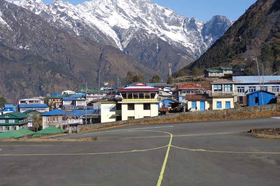কাঠমান্ডু থেকে লুকলা যাওয়ার জন্য প্রতি দিন বিমান রয়েছে। তবে শুধু দিনেরবেলাতেই এই রুটে বিমান চালানো হয়। আবহাওয়াও ভাল থাকতে হবে। না হলে বিমানবন্দর রন্ধ রাখা হয় অথবা বিমান বাতিল করা হয়। নিরাপত্তার খাতিরেই এই ব্যবস্থা নেওয়া হয়। 