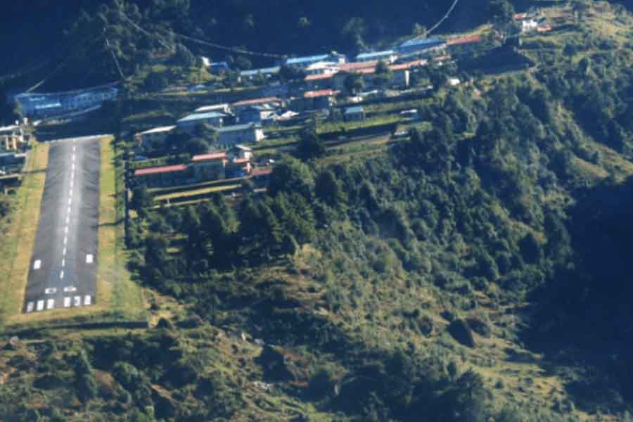 সমুদ্রপৃষ্ঠ থেকে ৯,৩৩৪ ফুট উঁচুতে রয়েছে লুকলা বিমানবন্দরটি। রানওয়েটি দৈর্ঘ্যে ১,৭২৯ ফুট এবং প্রস্থে ৯৮ ফুট। রানওয়ের চারপাশে প্রায় ২ হাজার ফুট গভীর খাদ।