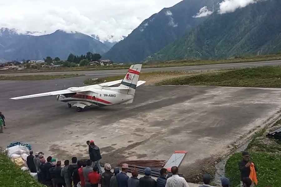 সিমিকোট নেপালের একমাত্র বিমানবন্দর যেটি ন্যাশনাল রোড নেটওয়ার্কের সঙ্গে জড়িত। পশ্চিম নেপালের ডোলপায় যাওয়ার জন্য এই বিমানবন্দর প্রবেশপথ হিসাবে কাজ করে। তা ছাড়া নেপাল থেকে কৈলাস এবং মানস সরোবরে যাওয়ার মূল প্রবেশদ্বার হল এই সিমিকোট। 