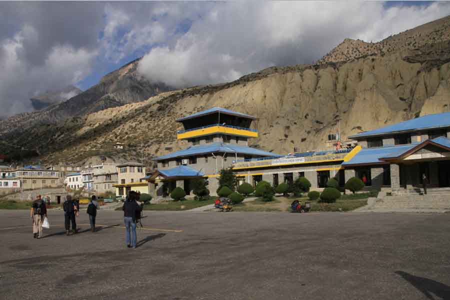 নেপালের বিপজ্জনক বিমানবন্দরের মধ্যে আর একটি হল জমসম। মুস্তাং নামেও পরিচিত এটি। মুস্তাং জেলার প্রবেশদ্বার এই বিমানবন্দর। যে পথে জমসম, কাগবেনী, তাংওয়ে, লো মাংথাং এবং মুক্তিনাথ মন্দিরের মতো দর্শনীয় স্থান রয়েছে। সমুদ্রপৃষ্ঠ থেকে ৮,৯৭৬ ফুট উঁচুতে এই বিমানবন্দর। খুব জোরে হাওয়া বইলে, খারাপ আবহাওয়া থাকলে এই বিমানবন্দর বন্ধ রাখা হয়। সকালের দিকে প্রচণ্ড জোরে হাওয়া বয়। তা ছাড়া সারা বছর এই বিমানবন্দরের দৃশ্যমানতা কম থাকে।