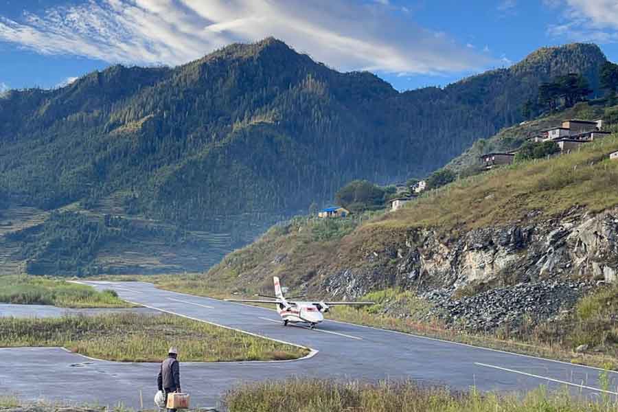 নেপালের আরও একটি বিপজ্জনক বিমানবন্দর হল ডোলপা। সমুদ্রপৃষ্ঠ থেকে এই বিমানবন্দর ৮,২০০ ফুট উঁচুতে। এটি জুফল বিমানবন্দর নামেও পরিচিত। বিমানবন্দরের রানওয়ের দৈর্ঘ্য ২,১৭৫ ফুট, প্রস্থ ৯৮ ফুট।
