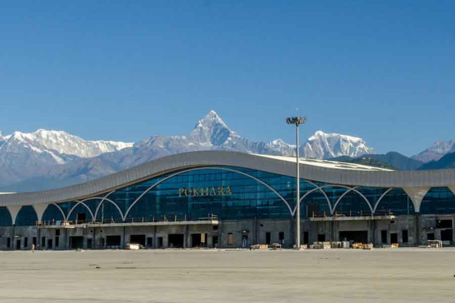 নেপালের বিপজ্জনক বিমানবন্দরের তালিকায় রয়েছে পোখরার নামও। ১৯৫৮ সালে তৈরি করা হয় এই বিমানবন্দরটি। এখান থেকে কাঠমান্ডু এবং জমসমে নিয়মিত বিমান চলাচল করে। পাহাড়ের কোলে এই বিমানবন্দর। রানওয়েও ছোট। এ বছরের ১৫ জানুয়ারি কাঠমান্ডু থেকে পোখরা আসার পথে রানওয়ে ছোঁয়ার আগেই একটি যাত্রিবাহী বিমান ভেঙে পড়ে। মৃত্যু হয়েছে ৬৮ জনের।