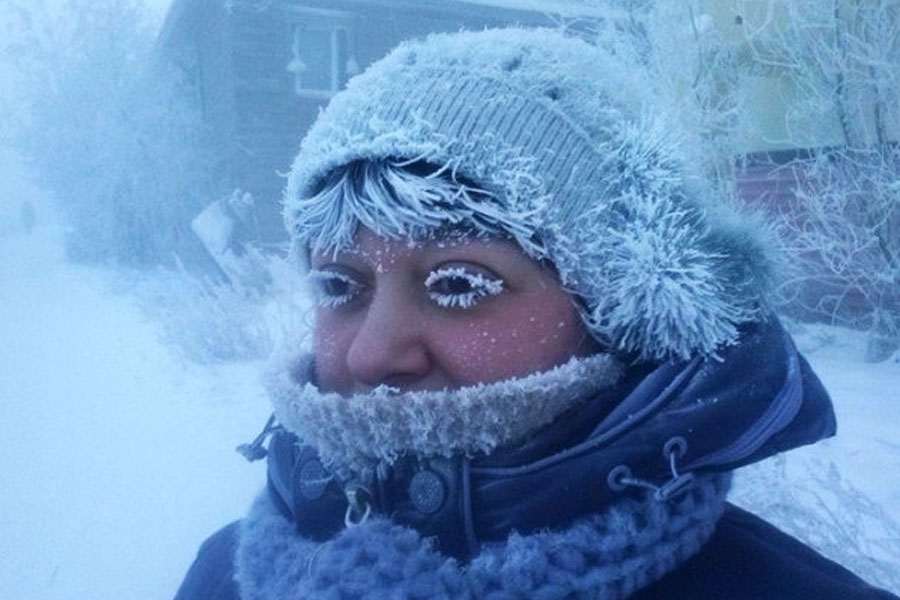 সম্প্রতি ইয়াকুৎস্ক শহরে প্রবল ঠান্ডা পড়েছে। তাপমাত্রা পৌঁছে গিয়েছে হিমাঙ্কের ৫০ ডিগ্রি নীচে। শেষ কবে এমন ‌ঠান্ডা পড়েছে, মনে করতে পারছেন না বাসিন্দাদের অনেকেই।