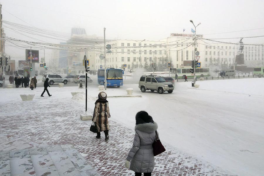 সুমেরুবৃত্তের চেয়ে সাইবেরিয়ার এই শহরের দূরত্ব খুব বেশি নয়। পৃথিবীর উত্তর প্রান্তের থেকে ৪৫০ কিলোমিটার দূরে ইয়াকুৎস্ক। শহরের গড় তাপমাত্রা মাইনাস ৮ ডিগ্রি সেলসিয়াস।