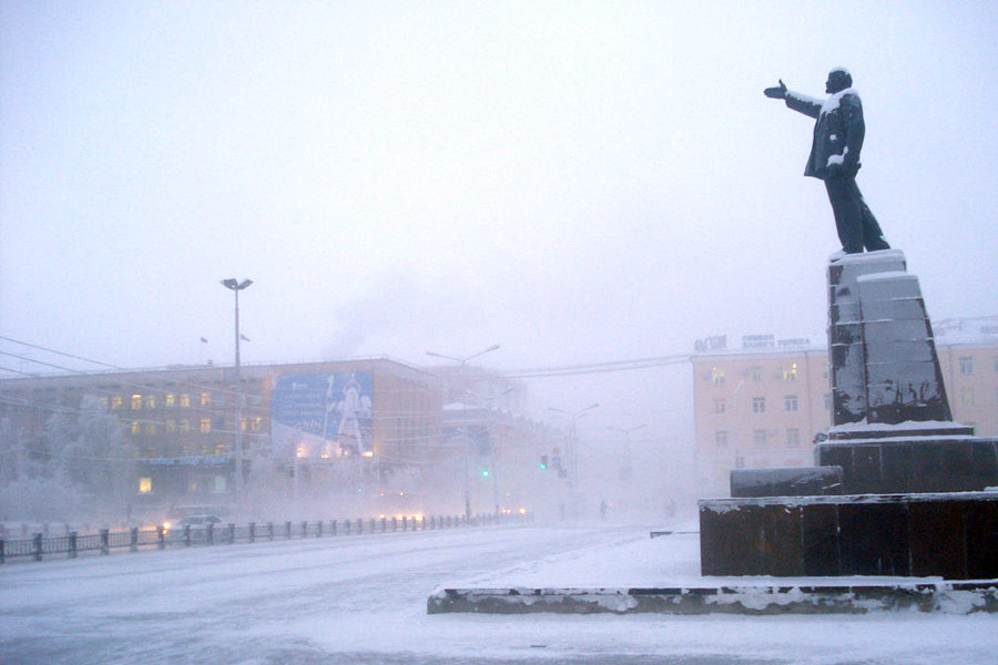 তবে পরিসংখ্যান বলছে, এখনও পর্যন্ত ইয়াকুৎস্ক শহরের তাপমাত্রার পারদ সবচেয়ে বেশি নেমে গিয়েছিল হিমাঙ্কের ৬৪ ডিগ্রি নীচে। এ বারেও সেই রকম পরিস্থিতি তৈরি হতে পারে কি না, তা নিয়ে আশঙ্কায় বাসিন্দারা।