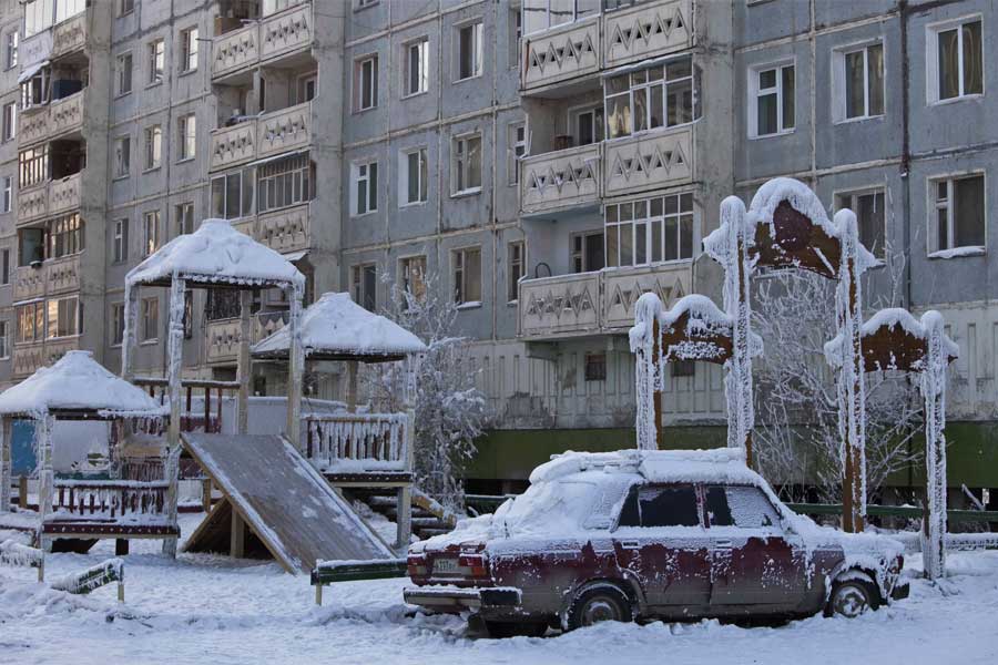 হিমাঙ্কের নীচে থাকা তাপমাত্রাতেই কী ভাবে দিব্যি দিন কাটিয়ে দিতে হয়, শীত কী ভাবে সহ্য করতে হয়, জানেন ইয়াকুৎস্কের মানুষ। শীতকালে সেখানে প্রায়ই পারদ নেমে যায় হিমাঙ্কের ৩০ থেকে ৪০ ডিগ্রি নীচে। 