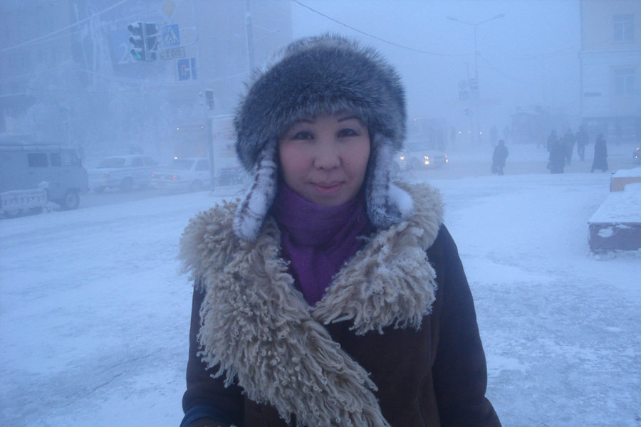 তবে এ বছরের শীতের তাপমাত্রা অন্যান্য বছরের তুলনায় বেশ খানিকটা কম। প্রবল শীতে জমে গিয়েছে গোটা শহর। নানা কৌশল অবলম্বনের পরেও হাড়কাঁপানো ঠান্ডাকে কিছুতেই বাগে আনা যাচ্ছে না।