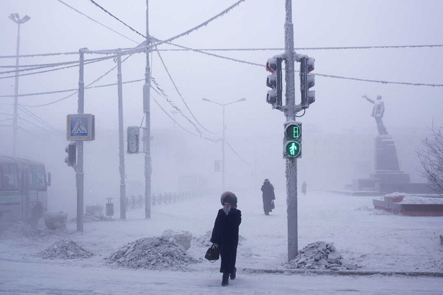 তাপমাত্রা নিয়ে অবশ্য কোনও অভিযোগ, অনুযোগ বা হতাশা নেই ইয়াকুৎস্কের মানুষজনের। ঠান্ডায় তাঁরা অভ্যস্ত। কী ভাবে দিন কাটান এই তাপমাত্রায়? জানিয়েছেন নিজেরাই।