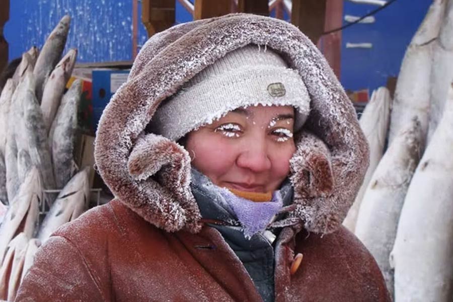 অন্তত দু’টি মোটা ওড়না দিয়ে মাথা ঢেকে রেখেছিলেন অ্যানাস্তেশিয়া। হাতে পরেছিলেন দু’টি দস্তানা। সঙ্গে একাধিক টুপি এবং সোয়েটারও ছিল তাঁর পরনে।