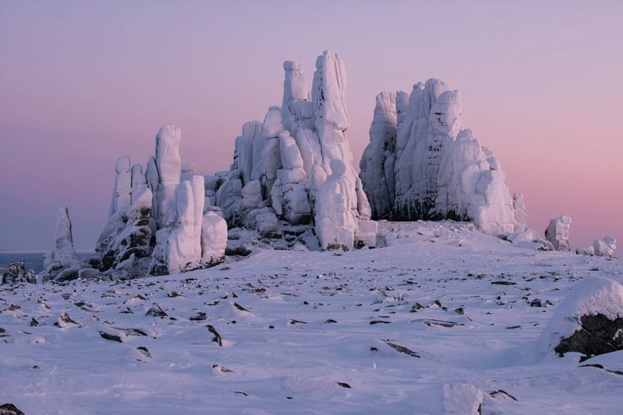 গুচ্ছ গুচ্ছ গরম পোশাক পরাই ইয়াকুৎস্ক শহরে জীবন অতিবাহিত করার প্রধান এবং একমাত্র চাবিকাঠি, জানান স্থানীয়রা। তাঁরা সকলেই ‘বাঁধাকপির মতো পোশাক’ পরেন।