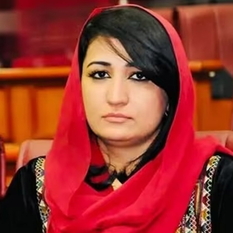 রবিবার মধ্যরাত। আফগানিস্তানের প্রাক্তন সাংসদ মুরসাল নাবিজ়াদার মৃত্যু ঘিরে চাঞ্চল্য ছড়িয়ে পড়ে কাবুলে। মুরসাল তাঁর বাড়িতে গুলিবিদ্ধ হয়ে মারা যান। প্রাক্তন সাংসদের সঙ্গে প্রাণ হারান তাঁর এক নিরাপত্তারক্ষীও। মধ্যরাতে তাঁর উপর কারা হামলা করেছেন, কেনই বা তাঁকে খুন করা হল, তা নিয়ে শুরু হয়েছে বিতর্ক।