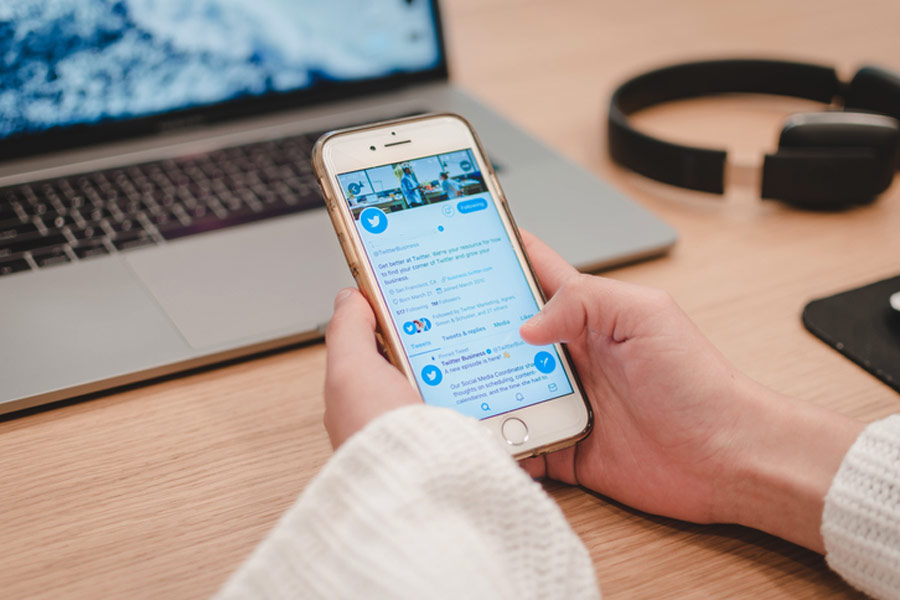 রবিবার নিজের অ্যাকাউন্ট থেকে টুইট করে মারিয়াম লিখেছেন, ‘‘মুরসালের জীবনে যতই বিপদ ঘনিয়ে আসুক না কেন, তিনি যা মনে করতেন তা সোজা ভাষায় স্পষ্ট ভাবে বলতেন। কাউকে ভয় পেতেন না তিনি। যথেষ্ট দৃঢ় স্বভাবের মানুষ ছিলেন মুরসাল।’’