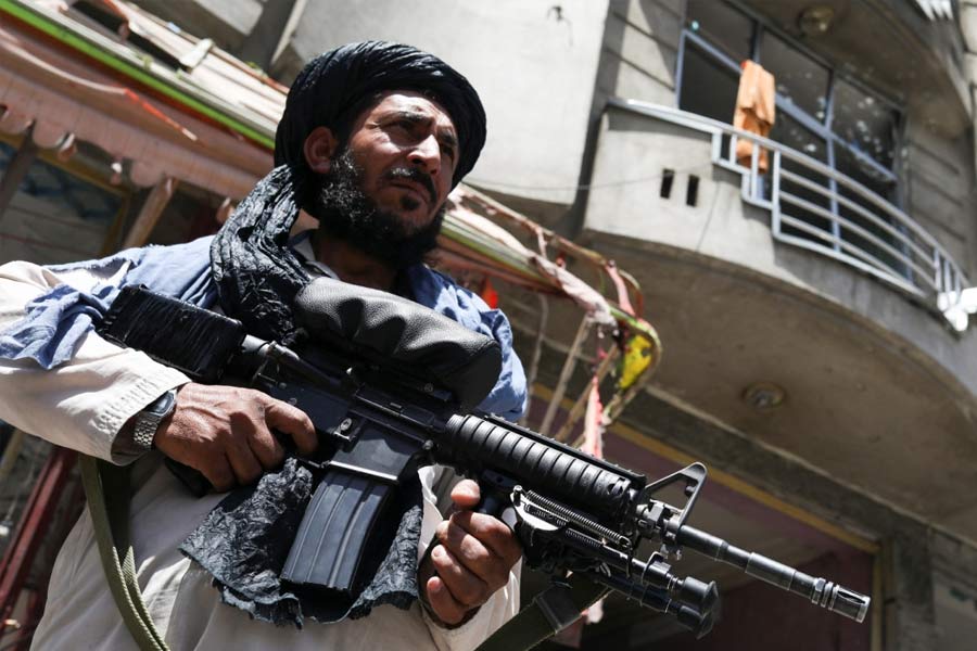 দেশের মহিলাদের উপর নানা রকম বিধিনিষেধ চালু করে তালিবান সরকার। কোনও মহিলা অসরকারি সংস্থার সঙ্গে যুক্ত থাকতে পারবেন না বলে জানিয়েছিল তালিবান। এমনকি বাইরে বেরিয়ে তাঁরা কোনও কাজও করতে পারবেন না বলে নিষেধাজ্ঞা জারি করা হয়েছিল।