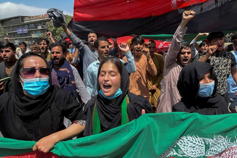 তালিবান সরকারের নেওয়া সিদ্ধান্তের বিরুদ্ধে সরব হন সে দেশের মেয়েরা। বিভিন্ন বিশ্ববিদ্যালয়ে ছাত্রছাত্রী এবং নারী অধিকার রক্ষার সঙ্গে যুক্ত কর্মীরা এ নিয়ে বিক্ষোভ দেখান। তার পরেই মেয়েদের উচ্চশিক্ষায় নিষেধাজ্ঞা জারি করে সে দেশের তালিবান সরকার।