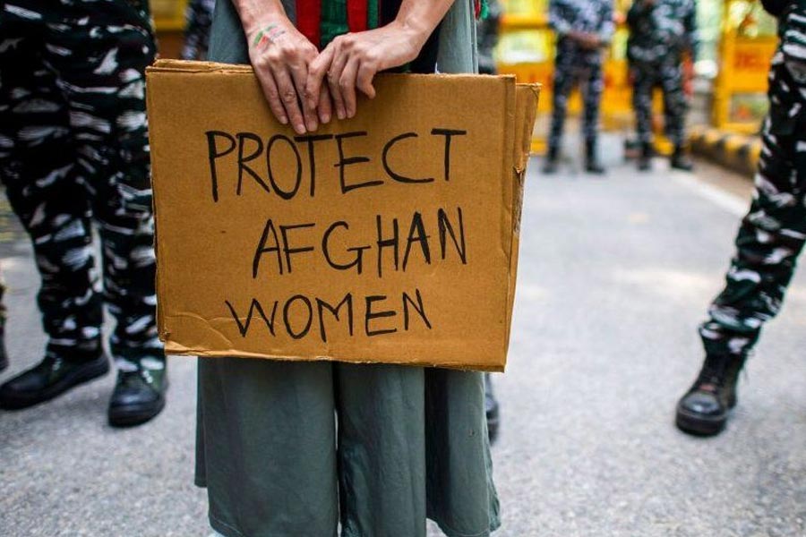 তালিবান প্রশাসনের মতে, শরিয়ত অনুযায়ী মেয়েদের প্রাথমিক শিক্ষালাভের পর পড়াশোনা করা অন্যায়। সে ক্ষেত্রে ইসলামি অনুশাসন মেনেই তাদের প্রাথমিক স্তরের পরে লেখাপড়া করা বন্ধ করতে হবে বলে জানিয়েছে তালিবান সরকার।