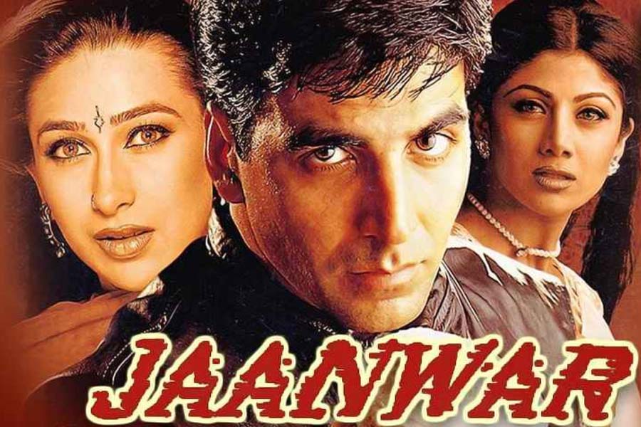 ১৯৯৯ সালে মুক্তি পায় সুনীল দর্শন পরিচালিত ‘জানোয়ার’ ছবিটি। করিশ্মা কপূর এবং শিল্পা শেট্টির সঙ্গে অভিনয় করতে দেখা গিয়েছিল অক্ষয়কে। অ্যাকশন ঘরানার এই ছবিতে অক্ষয়ের অভিনয় ছিল দুর্দান্ত।