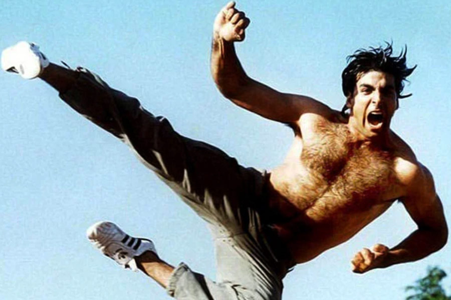 শুধু অভিনয় চর্চাই নয়, মানুষ হিসাবে নিজেকে কড়া নিয়মকানুনেও বেঁধে রাখতেন অক্ষয়। অ্যাকশন ঘরানার ছবিতে যেন আরও ভাল করে নিজের চরিত্র ফুটিয়ে তুলতে পারেন তার জন্য মার্শাল আর্ট শিখেছিলেন বলিউডের ‘খিলাড়ি’।