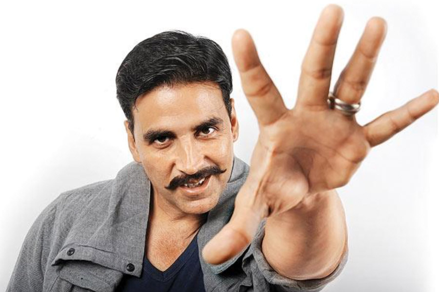 তিনুর মন্তব্য, শুটিং থাকলে সকাল পৌনে ৭টাতেও সেটে পৌঁছে যেতেন অক্ষয়। অক্ষয়ের সঙ্গে তাল রাখতে ভোর ৬টায় সেটে পৌঁছে যেতেন অন্যরাও।