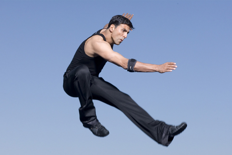 তিনু সাক্ষাৎকারে জানিয়েছেন, ৪০-৪৫ দিন টানা শুটিং করতে আসতেন অক্ষয়। শুটিংয়ের কাজ যেন তাঁর জন্য কখনও পিছিয়ে না যায়, সেই চেষ্টাই করতেন তিনি।