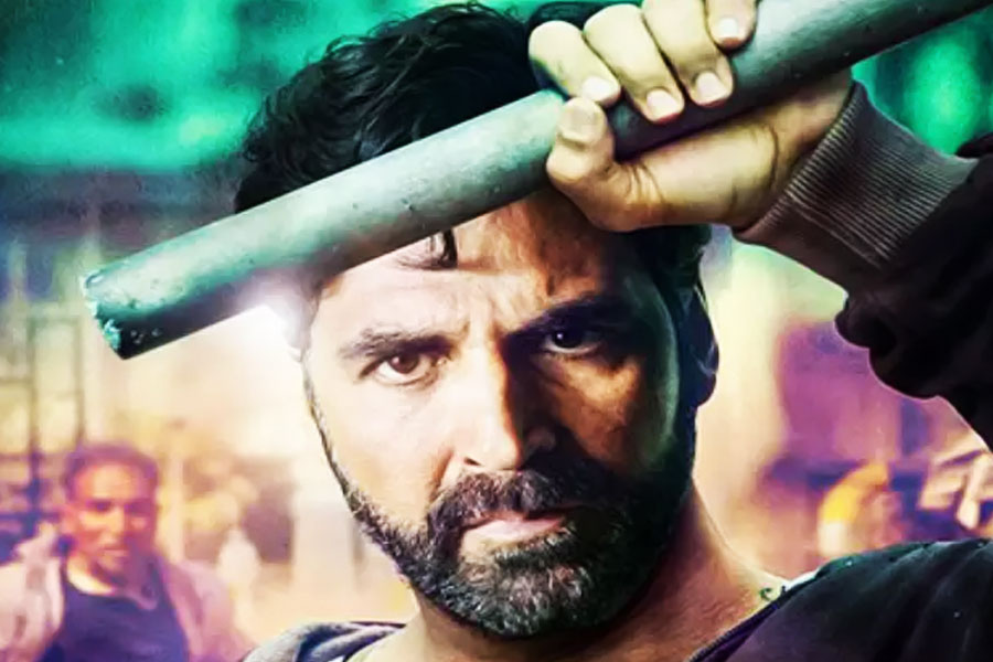 সময়ের কদর করতে জানেন অক্ষয়, এমনটাই দাবি তিনুর। যে সময়ে আসার কথা জানাতেন, ঠিক সেই সময়েই সেটে চলে আসতেন তিনি। কথার খেলাপ করতেন না বলে অক্ষয়ের প্রশংসা করেছেন তিনু।