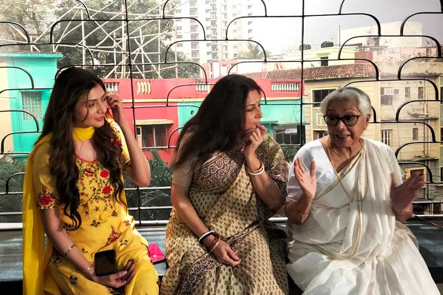 ‘মেয়েবেলা’ সিরিয়ালের সেটে বাঁ দিকে স্বীকৃতি মজুমদার, মাঝে রূপা গঙ্গোপাধ্যায়, ডান দিকে চিত্রা সেন।