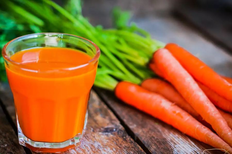 চুলের বিভিন্ন সমস্যা থেকে মুক্তি পেতে গাজরের রস খাওয়ার পরামর্শ দিচ্ছেন পুষ্টিবিদরা। 