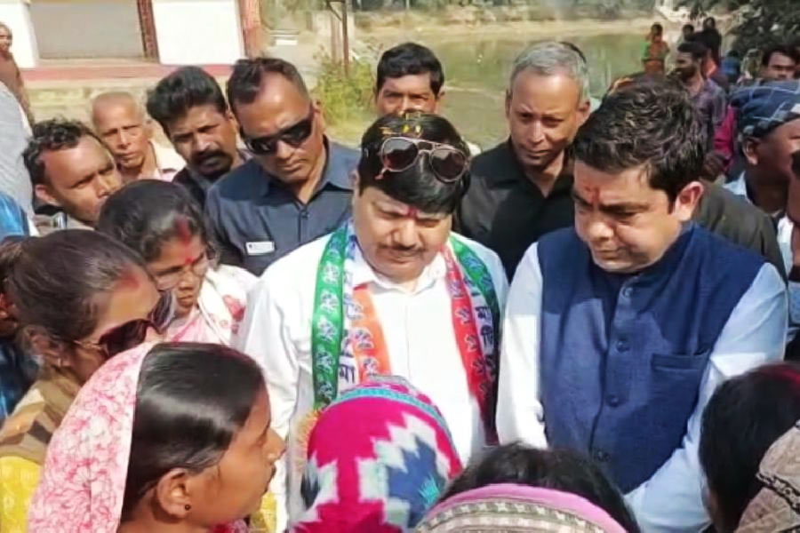 পুরুলিয়ায় গিয়ে বিক্ষোভের মুখে পড়েন সাংসদ অর্জুন সিংহ।