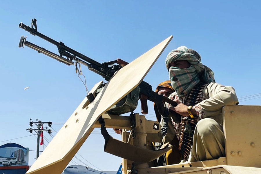 প্রসঙ্গত, ২০২১ সালের ১৫ অগস্ট আফগানিস্তানের ক্ষমতা দখলের পর তালিবানের তরফ থেকে আশ্বস্ত করে বলা হয়েছিল যে, তারা উন্নয়নশীল দেশ গড়বে। কিন্তু অতীতে তালিবান-রাজের ভয়াল স্মৃতির দৌলতে আফগানদের ভবিষ্যৎ নিয়ে শঙ্কায় রয়েছে গোটা দুনিয়া। এই প্রেক্ষাপটে এই সুপারকার তৈরি তালিবানের কাছে একটা চ্যালেঞ্জ বলেই মনে করছেন বিশেষজ্ঞরা। 