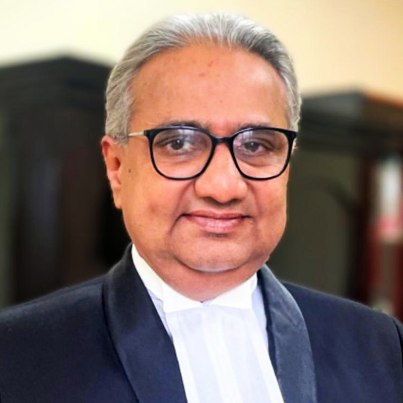 হাই কোর্টের বিচারপতি রাজাশেখর মান্থার এজলাস বয়কট এবং তাঁর বিরুদ্ধে আইনজীবীদের বিক্ষোভের ঘটনার তদন্তে সোমবার সকালেই হাই কোর্টে এসেছিলেন ভারতীয় বার কাউন্সিলের প্রতিনিধিরা। গত সোমবার থেকে হাই কোর্টের আইনজীবীদের একাংশ বিচারপতি মান্থার বিরুদ্ধে যে প্রতিবাদ বিক্ষোভ শুরু করেছেন, তার ছবি এবং ভিডিয়ো ফুটেজ জমা পড়েছিল ভারতীয় বার কাউন্সিলের কাছে। সেই সূত্রেই দিল্লি থেকে কলকাতায় প্রতিনিধি দল পাঠানোর ঘোষণা করেছিল বার কাউন্সিলের দিল্লির সদর দফতর। সেই মতো সোমবার সকালেই তারা হাই কোর্টে এসে পৌঁছয়। শুরু হয় অনুসন্ধান পর্ব। 