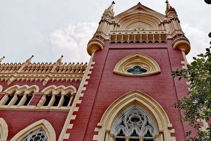 সকাল ১০টা ৩৮ মিনিটে একটি হোটেল থেকে পায়ে হেঁটে কলকাতা হাই কোর্টে এসে ঢোকেন বার কাউন্সিল অফ ইন্ডিয়ার ৩ সদস্য।