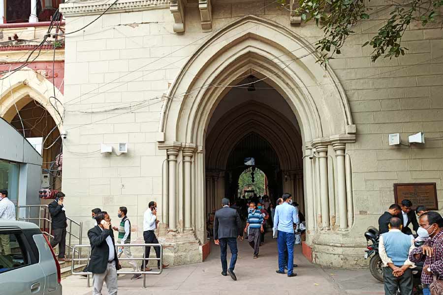 সকাল ১০ টা ৪০ মিনিট— দু’মিনিটের মধ্যেই হাই কোর্টের ফটকে তাঁদের স্বাগত জানাতে হাজির হন তৃণমূলপন্থী হিসাবে পরিচিত এক মহিলা আইনজীবী। সাক্ষাৎ পর্ব হয় হাই কোর্টের বি-গেটে। মহিলা আইনজীবী প্রতিনিধিদলকে সঙ্গে নিয়ে এগিয়ে যান ভিতরে। 