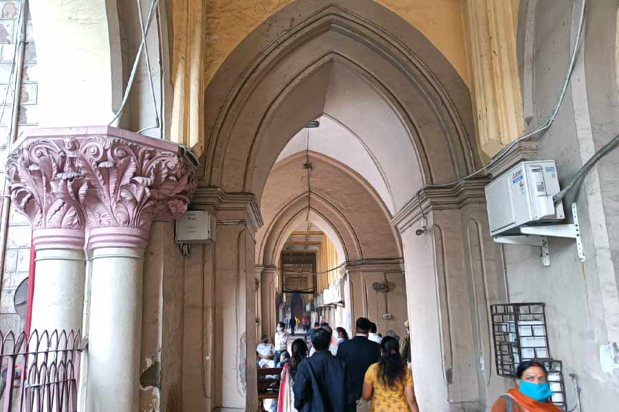 সকাল ১১টা ৪ মিনিট— রাজ্য বার কাউন্সিলের অফিস থেকে বেরিয়ে এলেন দিল্লির প্রতিনিধি দলের সদস্যরা। এ বার তাঁদের গন্তব্য হাই কোর্টের রেজিস্ট্রার জেনারেলের অফিস। সে দিকেই হাঁটতে শুরু করলেন ভারতীয় বার কাউন্সিলের ৩ সদস্য। 