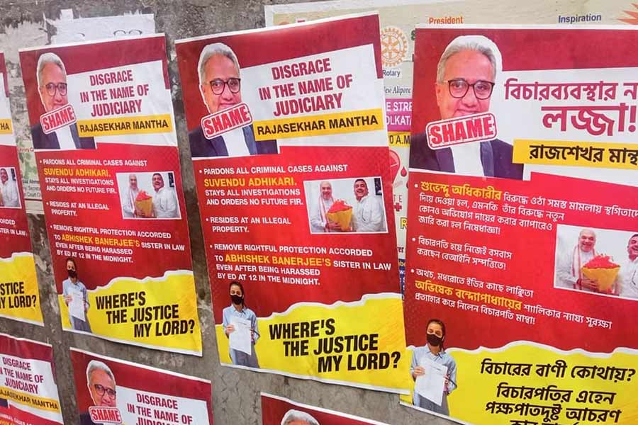 সকাল ১০টা ৫২ মিনিট— মহিলা আইনজীবীর সঙ্গে রাজ্য বার কাউন্সিলের দফতরে এলেন ভারতীয় বার কাউন্সিলের প্রতিনিধি দল। উল্লেখ্য, রাজ্য বার কাউন্সিলের আইনজীবীদের একাংশের বিরুদ্ধেই রয়েছে আদালতের বিচারপ্রক্রিয়ায় বাধা দেওয়ার অভিযোগ। যা দেখে গত বৃহস্পতিবার ভারতীয় বার কাউন্সিলের প্রতিনিধিরা বলেছিলেন, ‘‘এই আচরণ এবং এই বিশৃঙ্খলা আইনজীবীদের শোভা পায় না। যা হয়েছে, তা অভব্যতা।’’ সোমবার বার কাউন্সিল অব ইন্ডিয়ার ৩ সদস্য রাজ্য বার কাউন্সিলের অফিসে বেশ কিছু ক্ষণ ছিলেন। তাঁদের মধ্যে মিনিট দশেক আলোচনাও হয়।