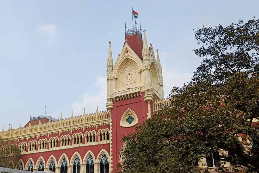 সকাল ১১টা ৫৩ মিনিট— দেখা গেল রাজ্যের এজি তাঁর ঘরে নেই। উল্লেখ্য, এজি সৌমেন্দ্রনাথ মুখোপাধ্যায়, এর আগে প্রধান বিচারপতিকে বলেছিলেন, ‘‘যা ঘটেছে তাতে আমি লজ্জিত। এটা দুঃখজনক।’’  এমনকি, এজলাসে রাজ্যের আইনজীবীদের অনুপস্থিতি প্রসঙ্গে বিচারপতি মান্থাকেও বলেন, এই ঘটনায় আমি দুঃখিত। খুব দুর্ভাগ্যজনক ঘটনা। এখনও কেন এটা হচ্ছে খোঁজ নিয়ে দেখছি। কথা বলছি ওই আইনজীবীদের সঙ্গে।’’ 