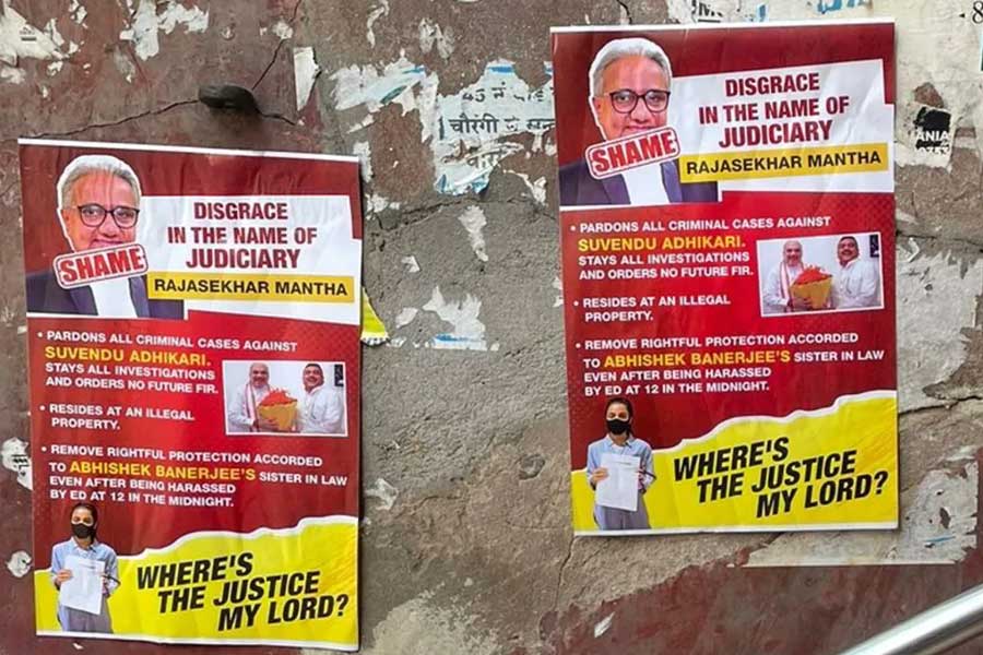 দুপুর ১২টা ২০ মিনিট— প্রতিনিধি দলকে নালিশও শুনতে হল। বিচারপতি মান্থার এজলাসে যাওয়ার জন্য রাজ্য সরকারের প্যানেল থেকে আইনজীবীদের নাম বাদ দেওয়া হয়েছে বলে অভিযোগ জানালেন আইনজীবী সৌগত মিত্র।