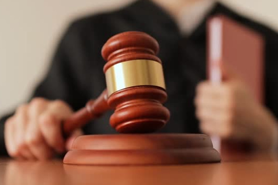 দুপুর ১২টা ২৭ মিনিট— আবার রাজ্য বার কাউন্সিলের দফতরে ফিরলেন প্রতিনিধি দল। এ বার বৈঠক চলল দীর্ঘ ক্ষণ। 