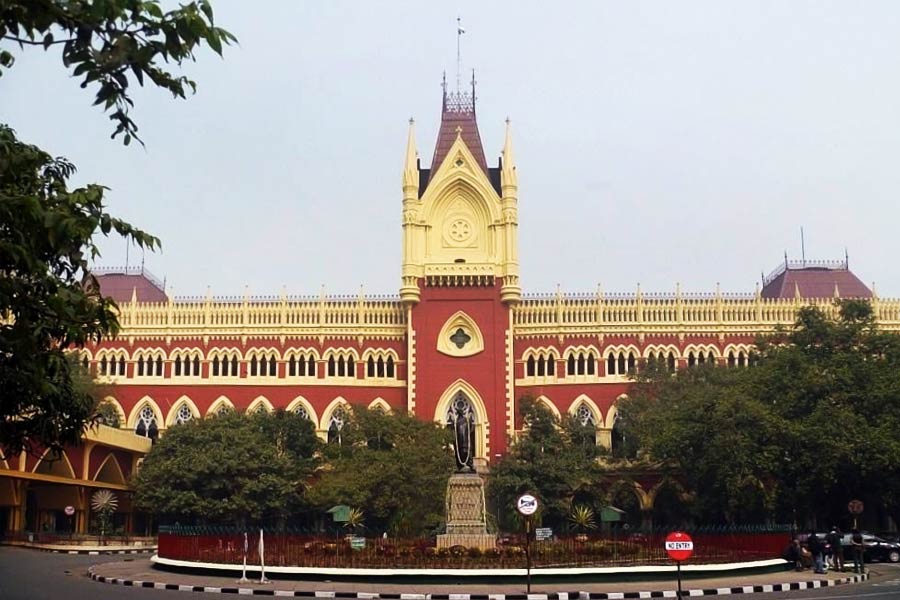 দুপুর ২টো ৫ মিনিট— এজির অফিসে ফিরে এলেন ভারতীয় বার কাউন্সিলের সদস্যরা। আগে  দেখা হয়নি। এ বারও কথা হল অফিসের বাইরেই।