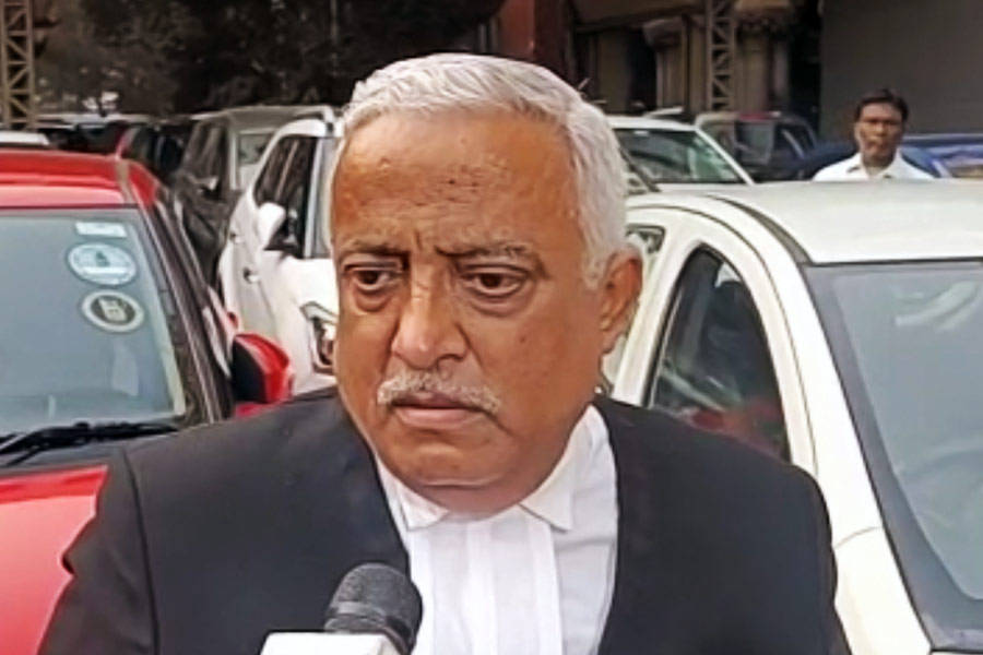 বিকেল ৩টে ৩৮ মিনিট— সাংবাদিক বৈঠক করলেন প্রতিনিধি দল। বৃহস্পতিবারই বার কাউন্সিল অব ইন্ডিয়া জানিয়েছিল, প্রতিনিধিরা কলকাতায় গিয়ে হাই কোর্টের পরিস্থিতি খতিয়ে দেখে ঠিক করবেন বার কাউন্সিলের সদস্য আইনজীবীদের এই আচরণের প্রেক্ষিতে কী পদক্ষেপ করা হবে? বস্তুত, বৃহস্পতিবারের সাংবাদিক বৈঠকে ভারতীয় বার কাউন্সিলের প্রতিনিধিরা এমনও বলেছিলেন, ‘‘যে আইনজীবীরা বিশৃঙ্খলা তৈরি করেছেন তাঁদের প্র্যাকটিস করার অনুমতি দেওয়াই উচিত নয়।’’ সোমবার অবশ্য এমন কোনও মন্তব্য করেনি প্রতিনিধি দল। বরং তাঁরা বিচারপতি মান্থার এজলাসের বাইরের সিসিটিভি ফুটেজ নিয়ে কোনও মন্তব্যই করলেন না। বার কাউন্সিল অফ ইন্ডিয়ার প্রতিনিধিদের এ ব্যাপারে প্রশ্ন করা হলে এক সদস্য বলেন, ‘‘বিষয়টি যে হেতু বিচারাধীন তাই এ নিয়ে কোনও মন্তব্য করব না।’’