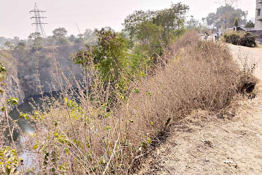 বাঁ দিকে, খাদানের পাশে থাকা এই রাস্তাগুলি নিয়েই আশঙ্কা। ডান দিকে, ঘটনা নিয়ে এলাকায় চর্চা। ছবি: পাপন চৌধুরী