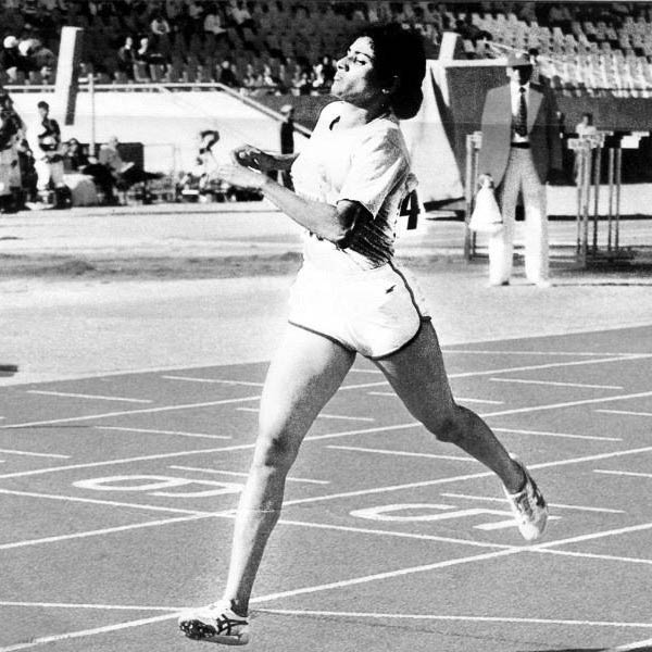 আশির দশকে এ দেশের বেশির ভাগ মেয়েদের মতো স্বামী-সন্তান নিয়ে সুখে ঘরসংসার করা অথবা নিশ্চিন্তের চাকরির বদলে অ্যাথলেটিক্সে ঝুঁকেছিলেন সাইনি। অবশ্য ছোটবেলা থেকেই তাঁর সে দিকে ঝোঁক ছিল।