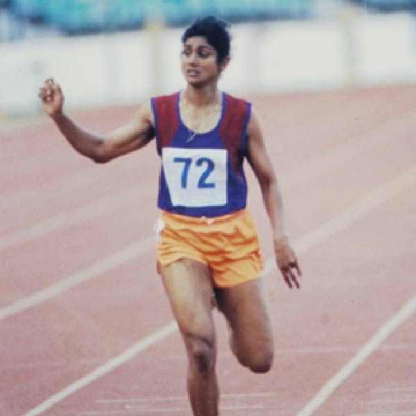 ঊষার মতো সাইনিও কেরলের বাসিন্দা। আইডুক্কি জেলার ১৯৬৫ সালের ৮ মে জন্ম তাঁর। ঊষা ছিলেন বয়সে তাঁর থেকে বছরখানেকের বড়। বেড়ে ওঠার সময় কেরলের কোট্টয়ামের স্পোটর্স ডিভিশনে ভর্তি হয়েছিলেন। সেখানেই অ্যাথলেটিক্সে হাতেখড়ি তাঁর।