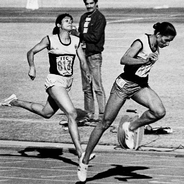 ট্র্যাক অ্যান্ড ফিল্ডের ৪০০ বা ৮০০ মিটারের ইভেন্টে ঊষার সঙ্গেই কেরিয়ার শুরু হয়েছিল সাইনির। ১৯৮২ সালে নয়াদিল্লিতে এশীয় গেমসের আসরে দু’জনকেই দেখা গিয়েছিল। সেই প্রতিযোগিতার আগের বছরে ৮০০ মিটারে জাতীয় চ্যাম্পিয়ন হন সাইনি। 