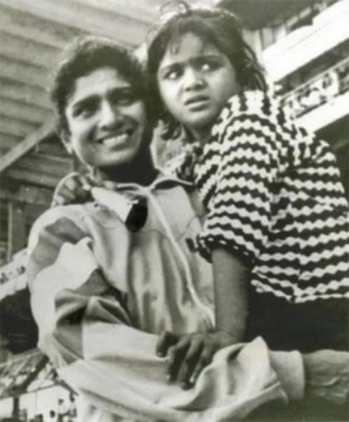 মা হওয়ার পরেও ট্র্যাক থেকে সরে যাননি সাইনি। বরং প্রথম সন্তান শিল্পার জন্মের পর নাকি ট্র্যাকে তাঁর গতি বেড়ে গিয়েছিল। ’৯৫-এর সাফ গেমসে ৮০০ মিটারের দৌড় শেষ করেছিলেন ১.৫৯.৮৫ সেকেন্ডে। যা ছিল সেই সময় নতুন রেকর্ড। 